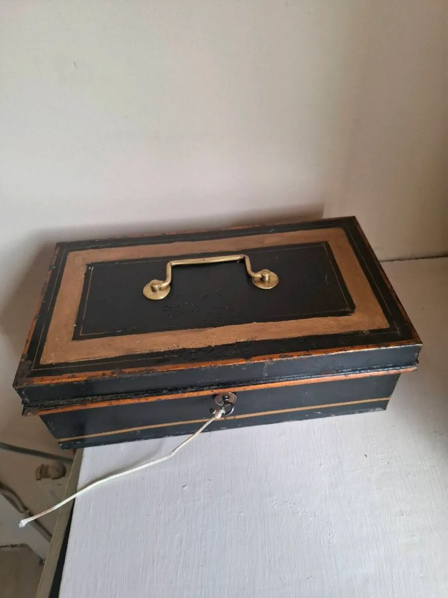Old cash box - Image 1