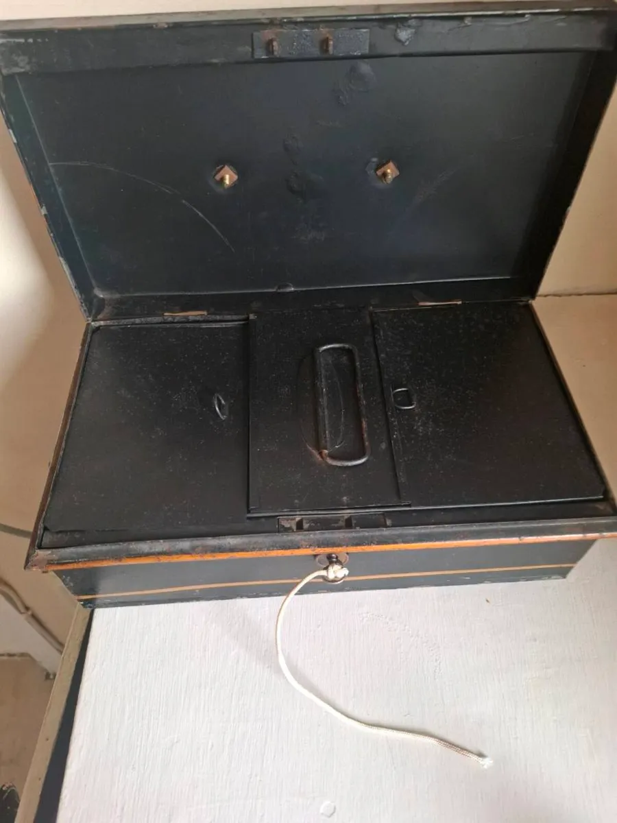 Old cash box - Image 2
