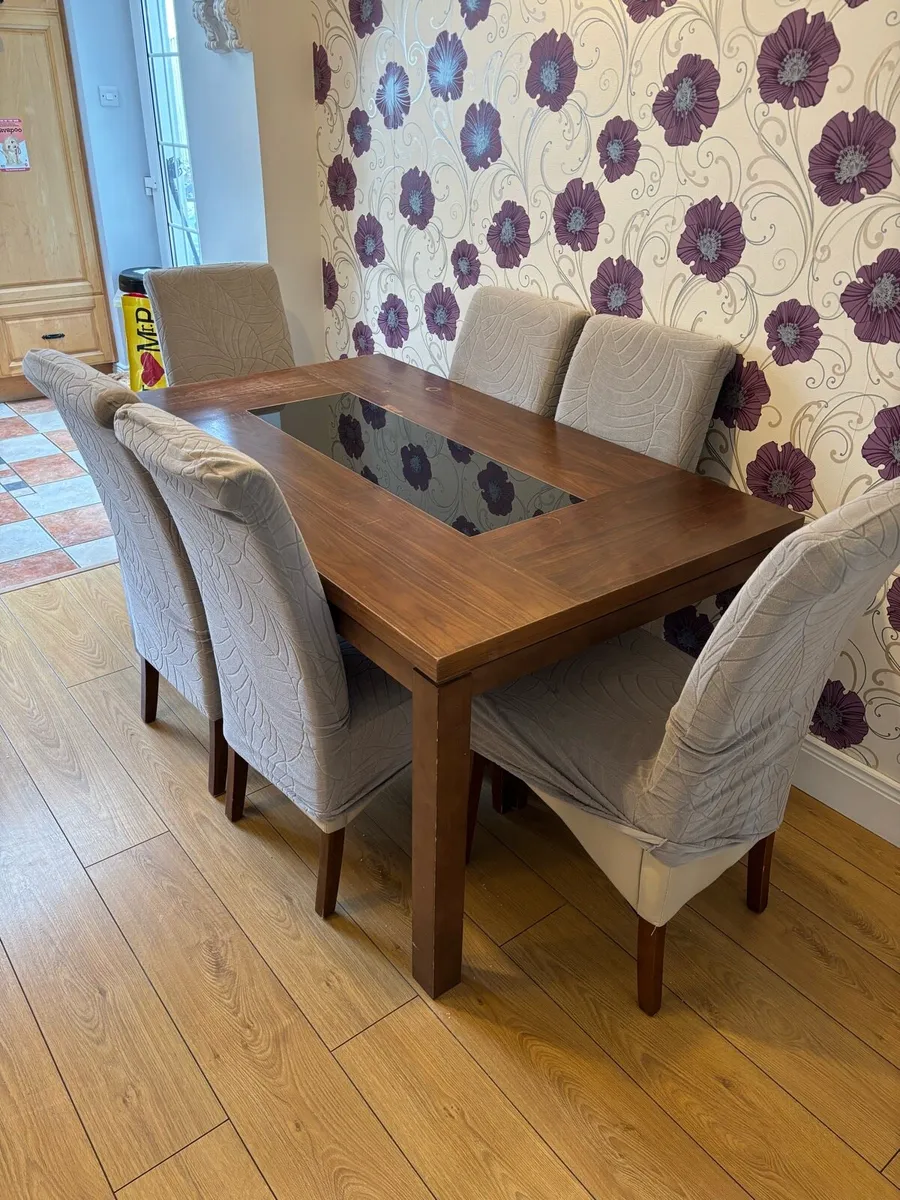 Table and chairs - Image 1