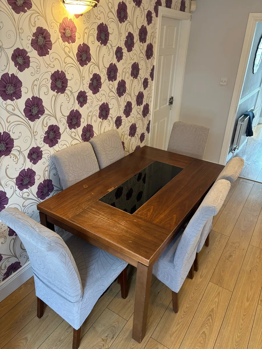 Table and chairs - Image 2