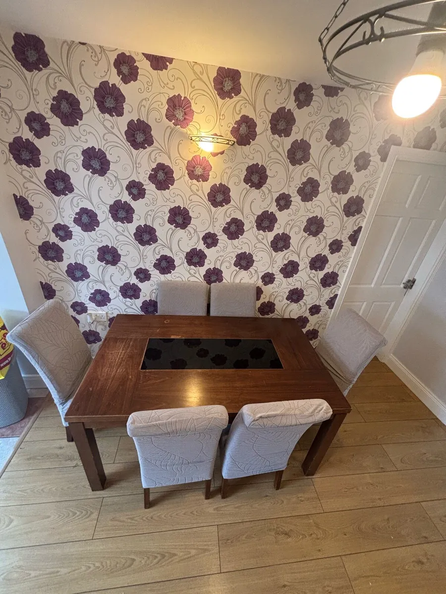 Table and chairs - Image 3