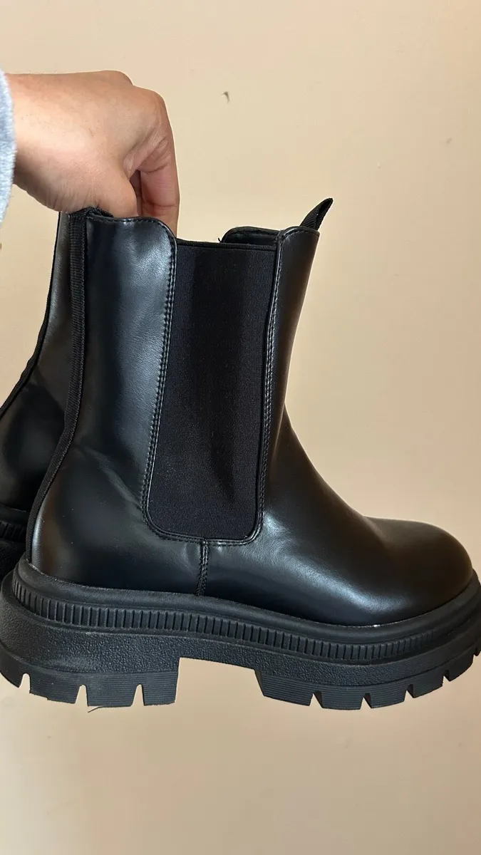 Black boots - Image 1