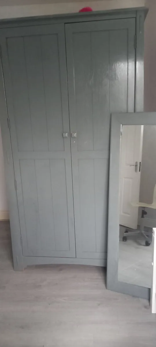 Wardrobe and mirror - Image 3