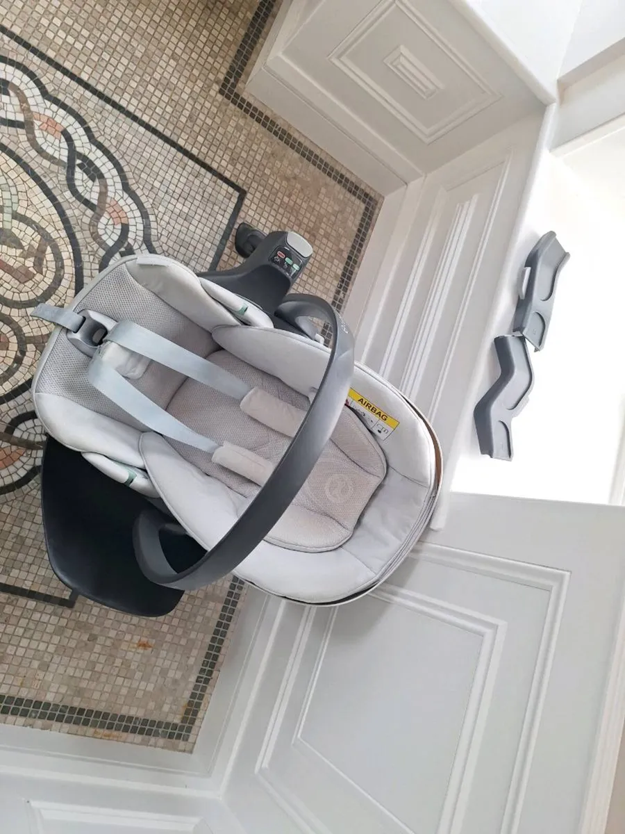 Cybex Baby Car Seat & Base - Image 4
