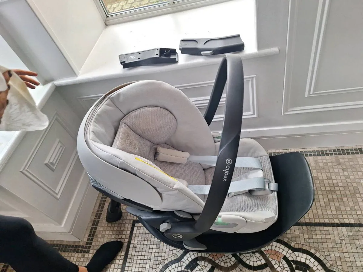 Cybex Baby Car Seat & Base - Image 1