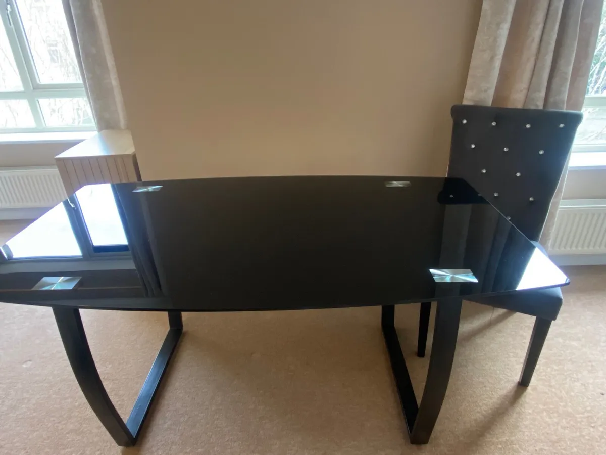 Glass table and 6 chairs - Image 1