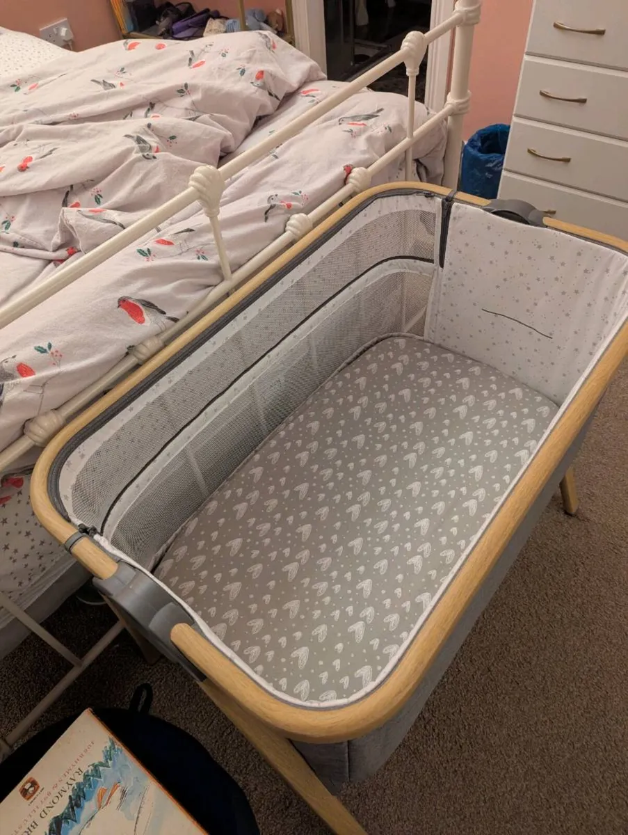 Babylo Next To Me Bedside co-sleeper crib & sheets - Image 2