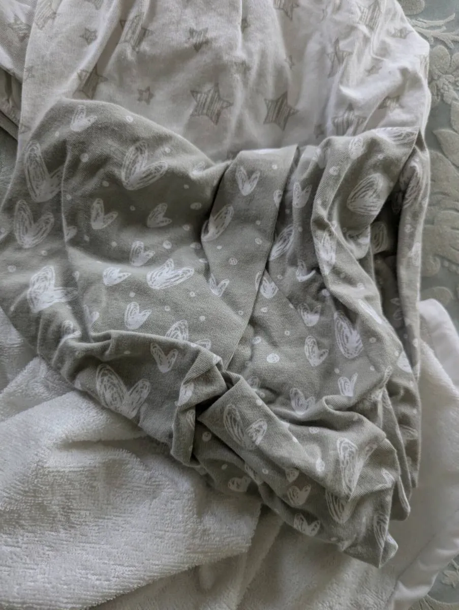 Babylo Next To Me Bedside co-sleeper crib & sheets - Image 4