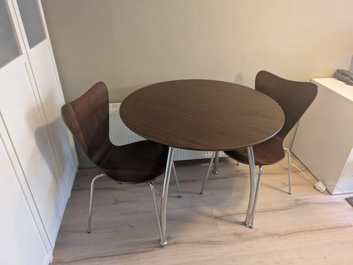 Round Table & Chairs - Image 2