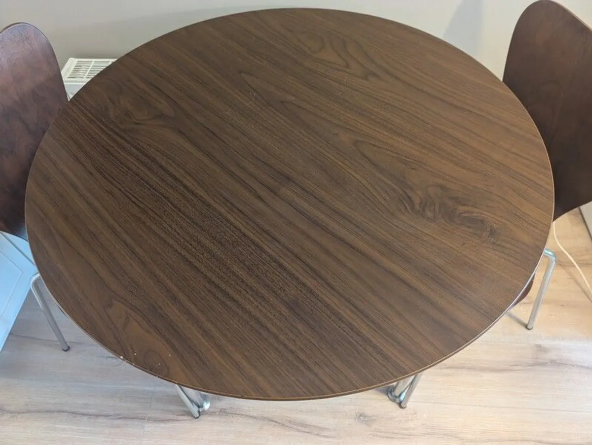 Round Table & Chairs - Image 3