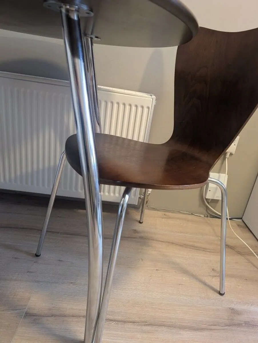 Round Table & Chairs - Image 4