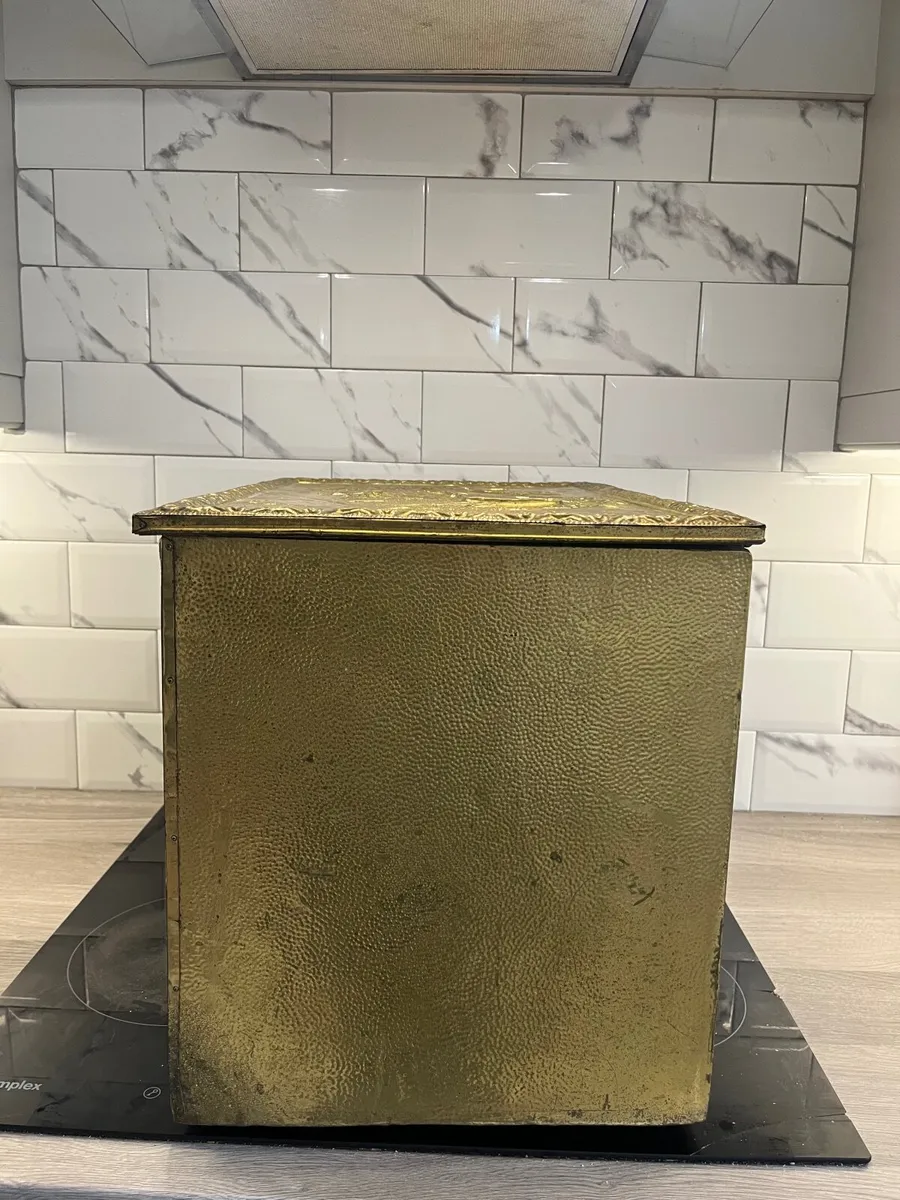 Embossed brass tinder box - Image 3