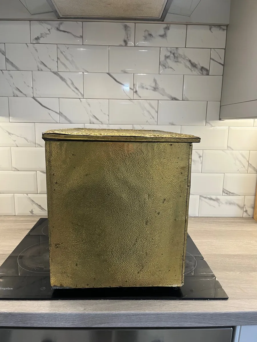 Embossed brass tinder box - Image 4