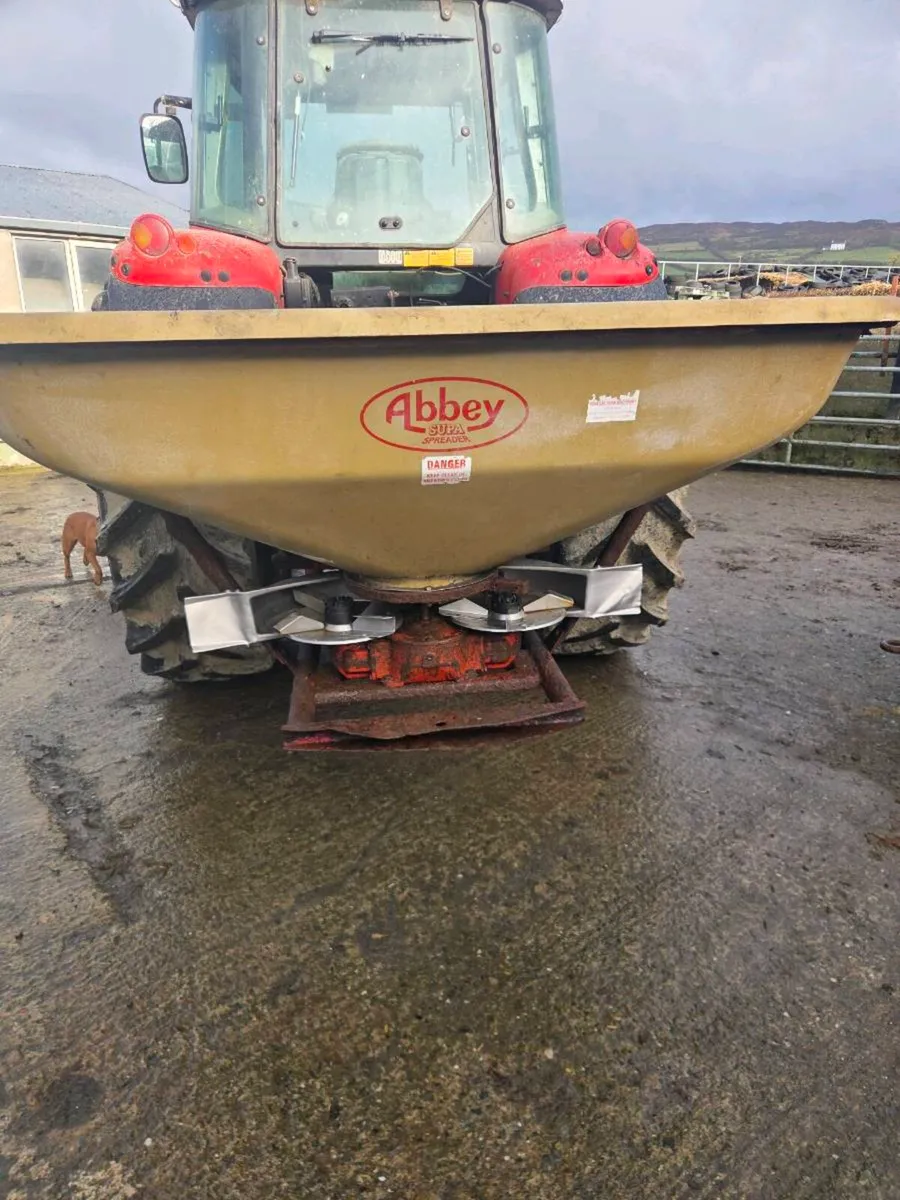Fertiliser spreader - Image 1