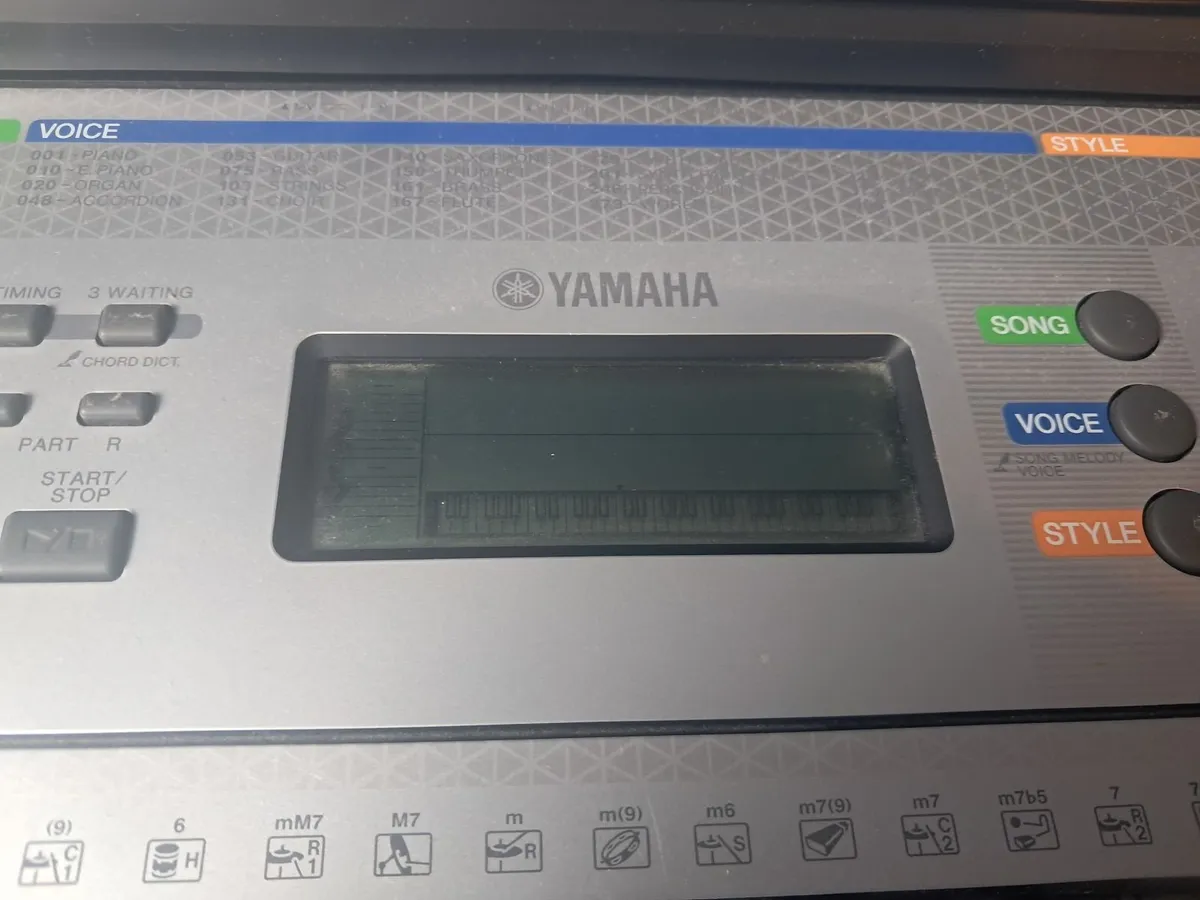 Yamaha YPT-255 electric Keyboard, stand and case - Image 3