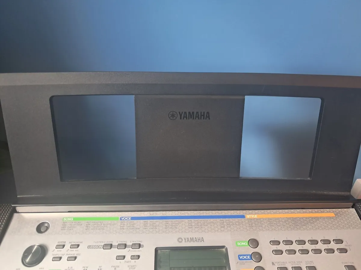 Yamaha YPT-255 electric Keyboard, stand and case - Image 4