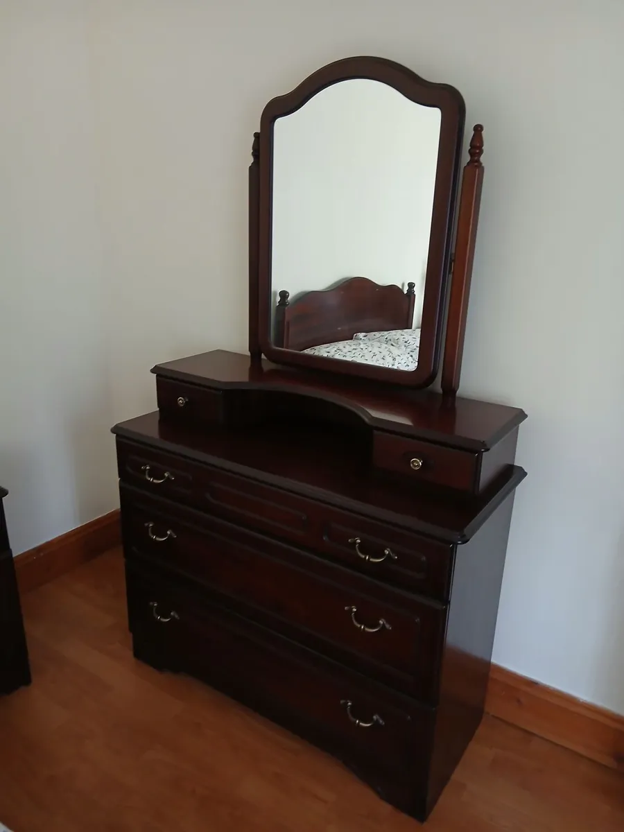 Bedroom suite - Image 1