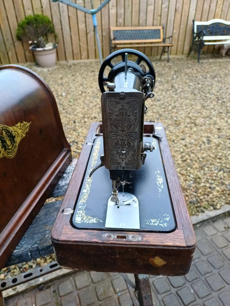 1913 Handcrank Singer Sewing Machine - Image 3