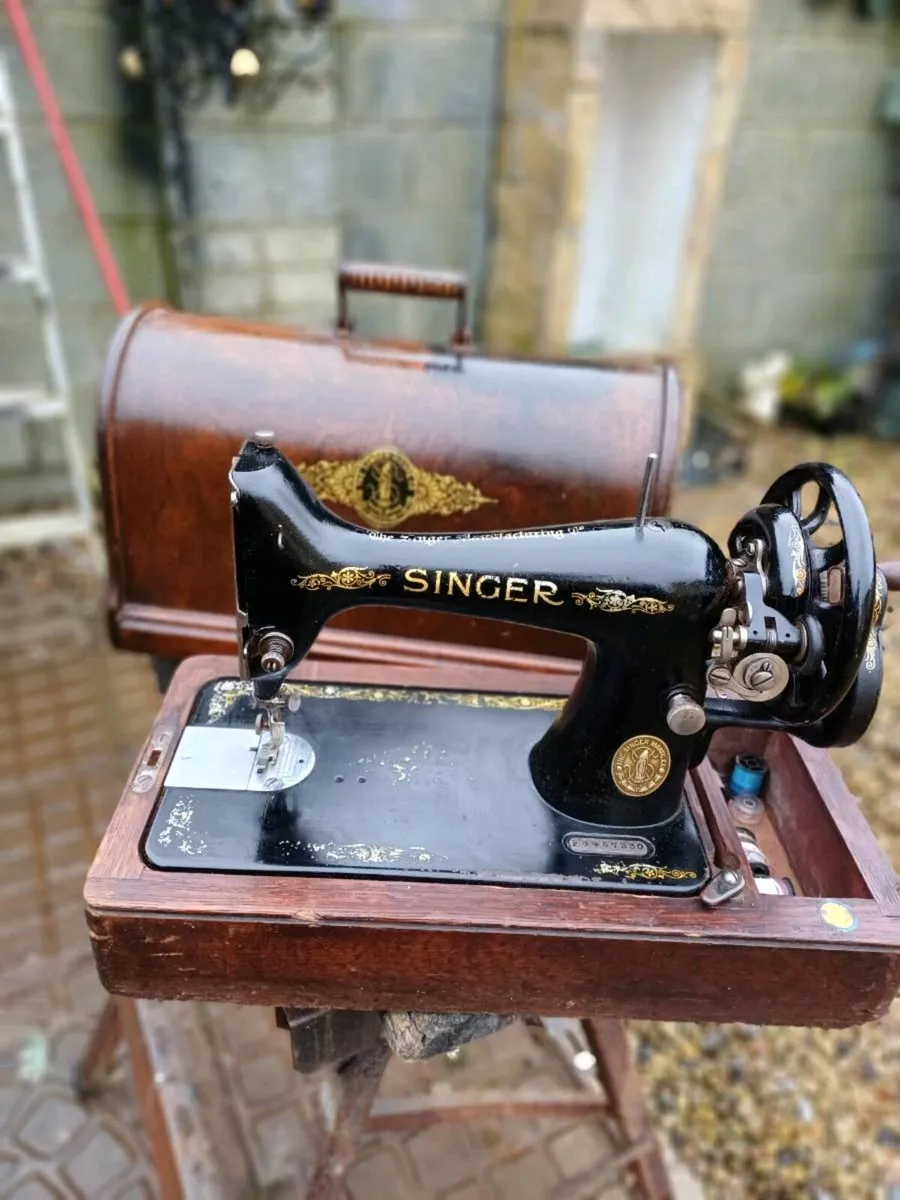 1913 Handcrank Singer Sewing Machine - Image 1
