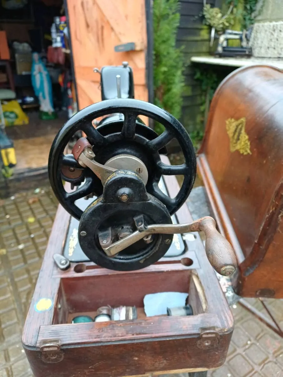 1913 Handcrank Singer Sewing Machine - Image 4