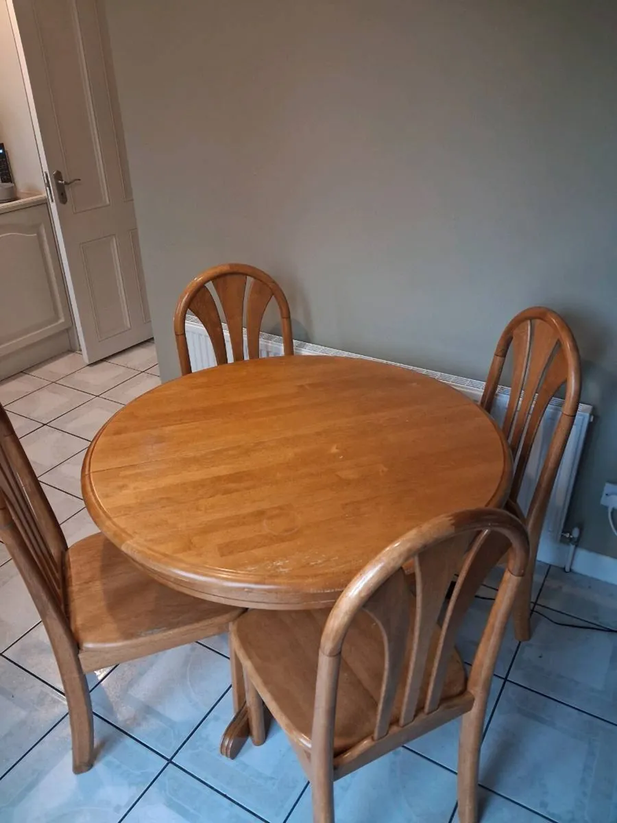 Round extendable dining table and 4 chairs - Image 1