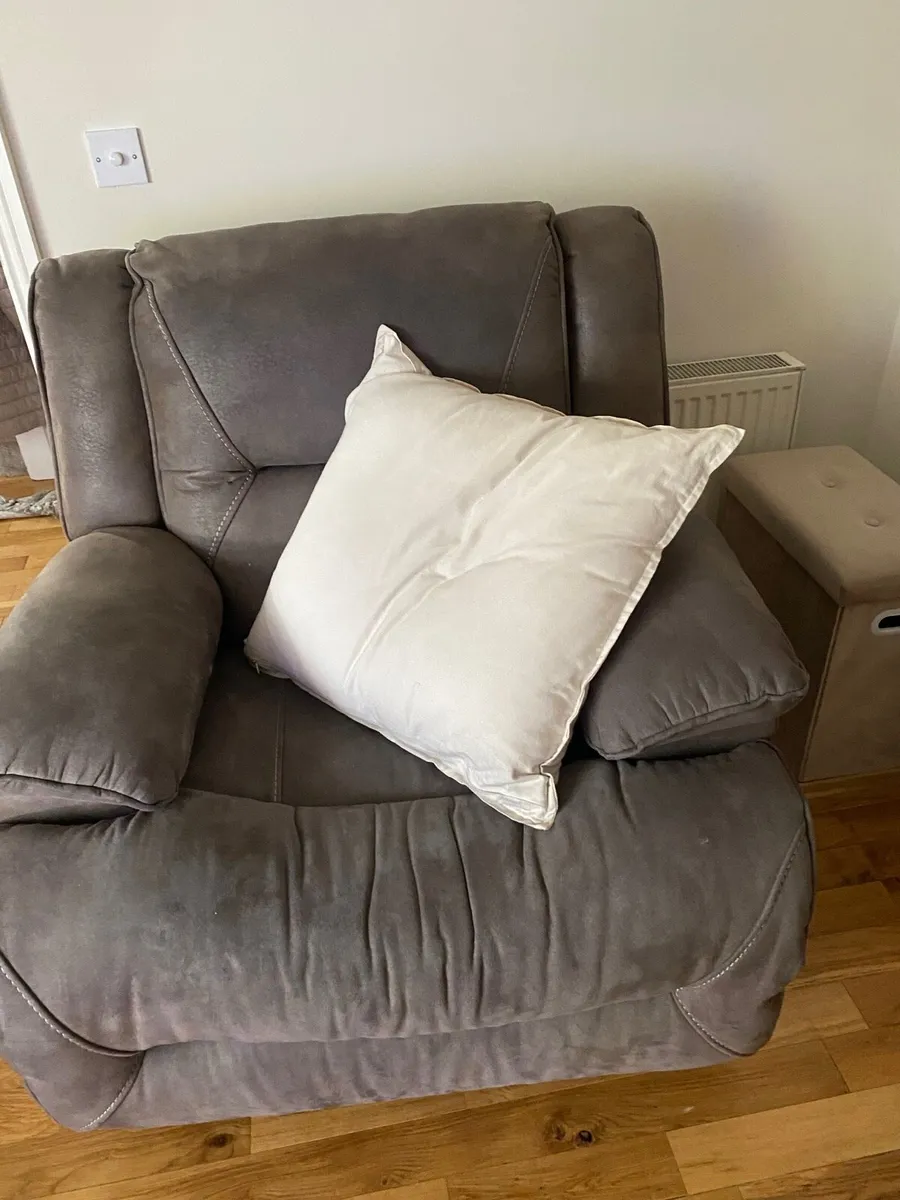 Harvey Norman3&1 electric recliner sofa and armcha - Image 3