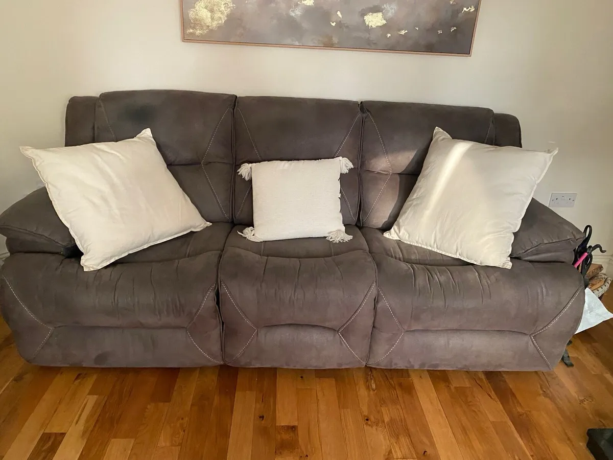 Harvey Norman3&1 electric recliner sofa and armcha - Image 1