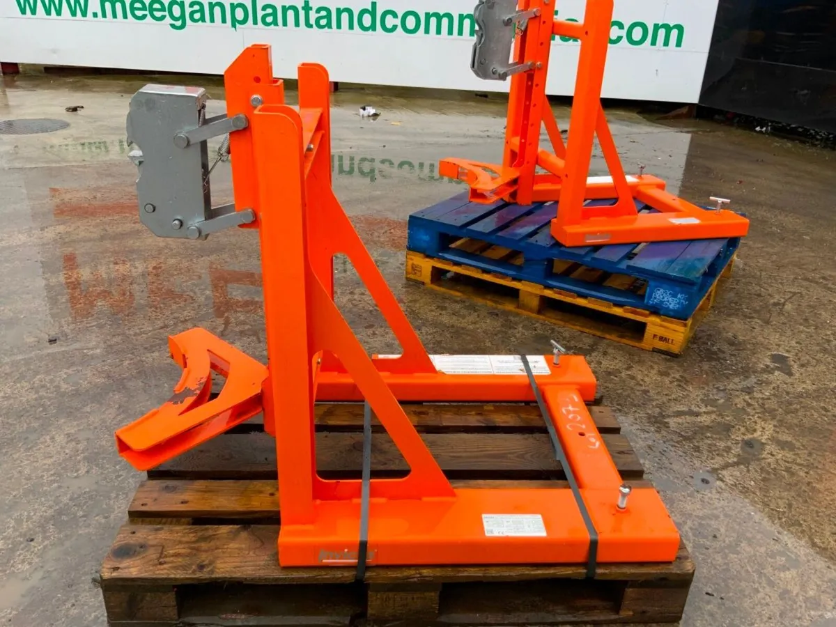 INVICTA 1RG-1 OIL DRUM LIFTING  ATTACHMENT....2073 - Image 4