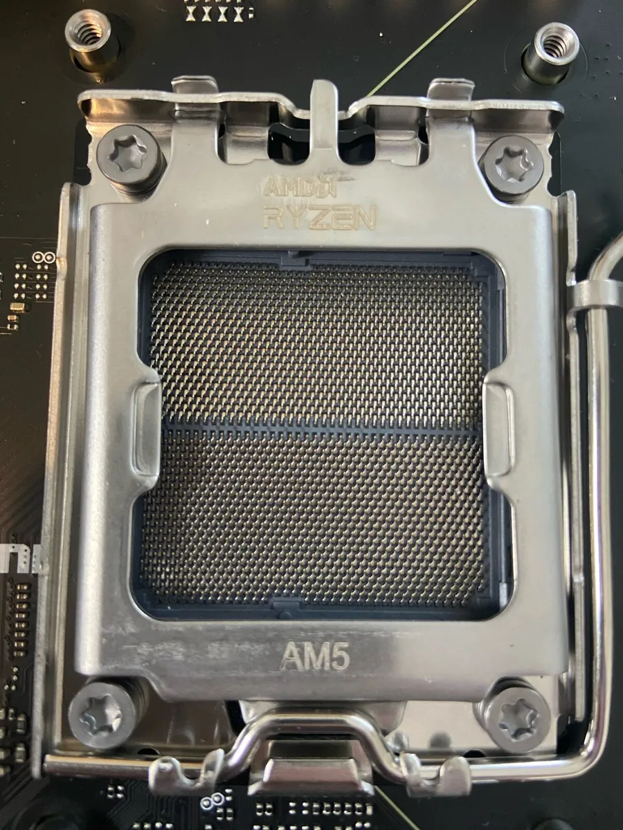 *DAMAGED PIN* MOTHERBOARD MAG B650 TOMOHAWK WI-FI - Image 2