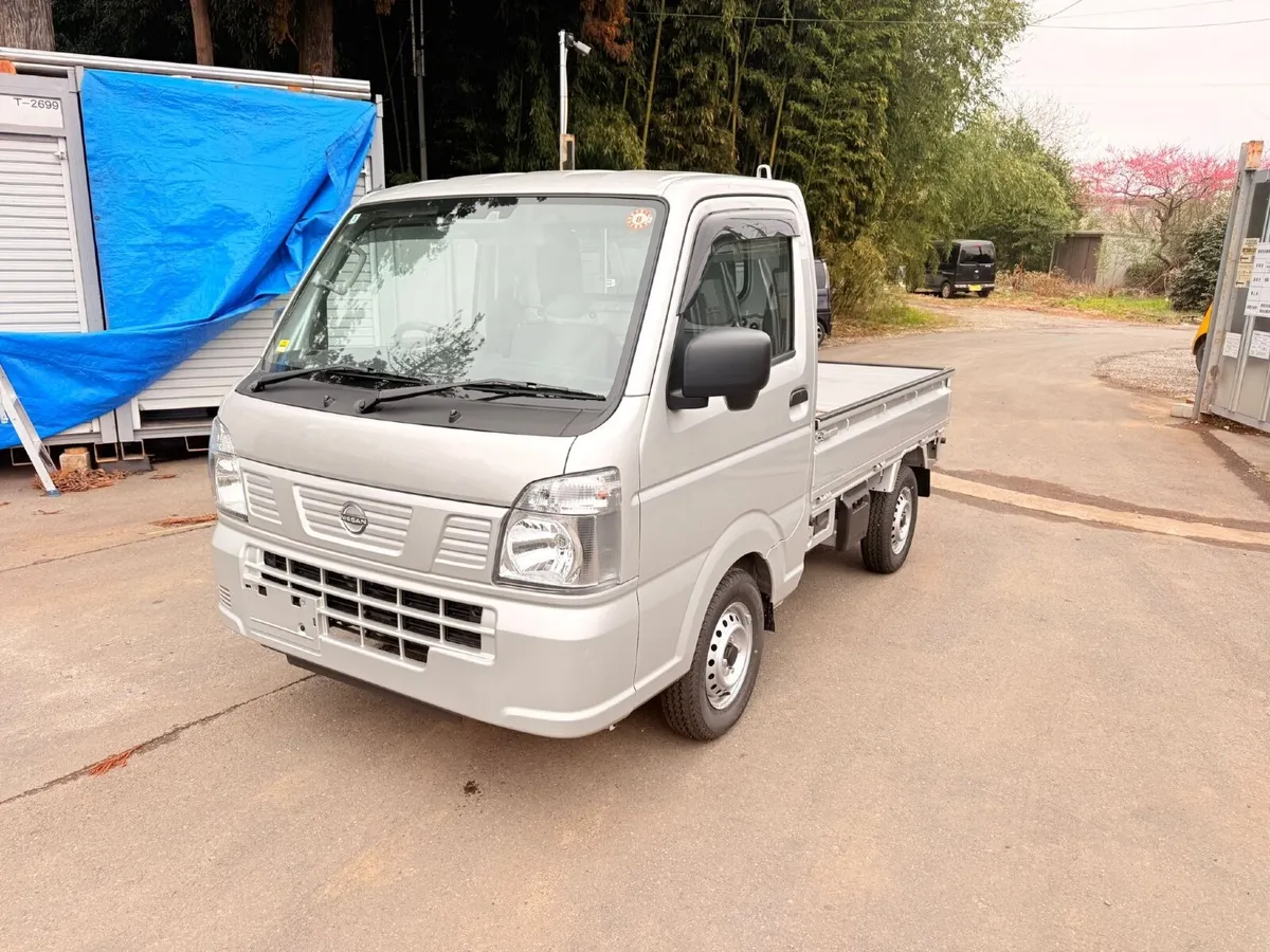 2025 Nissan Clipper 4WD Mini Truck Delivery KMS - Image 2