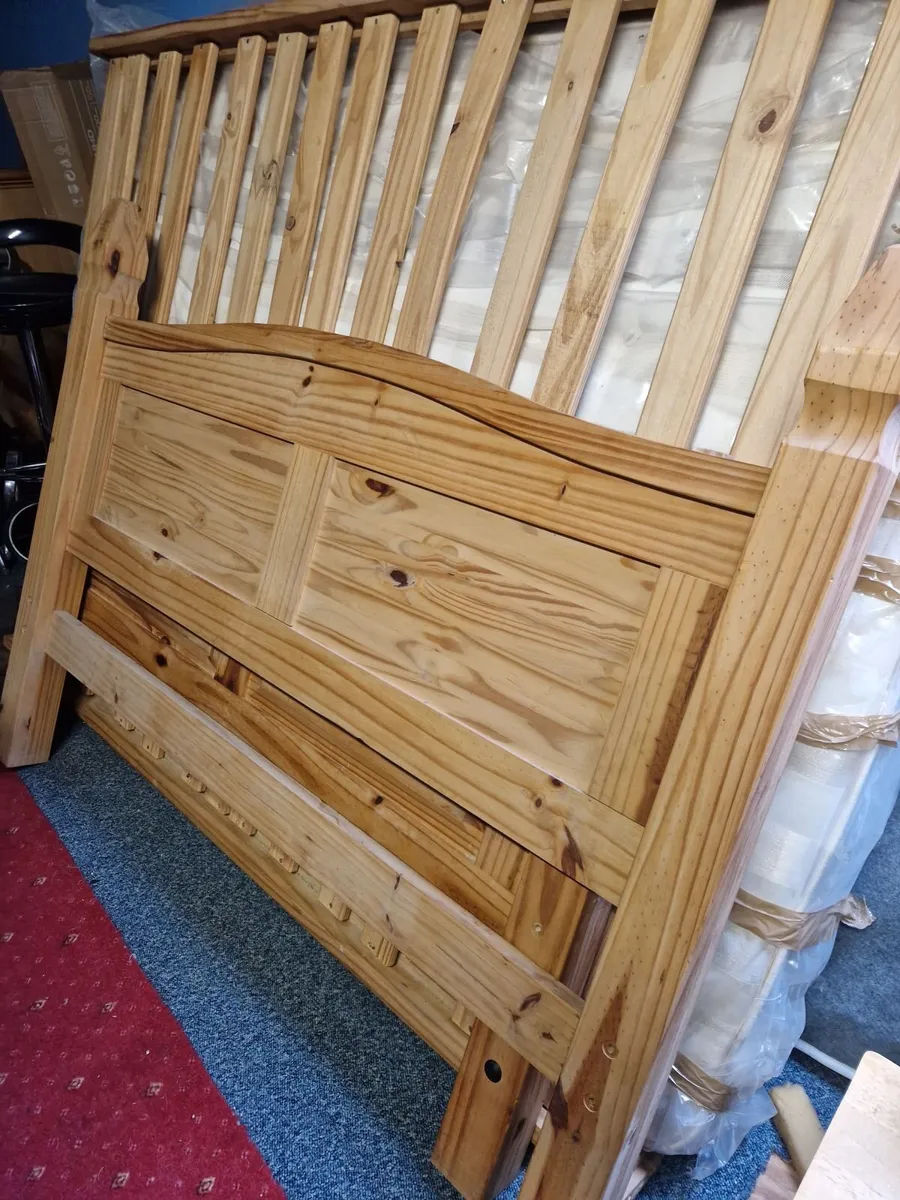 Bed and matching lockers - Image 1