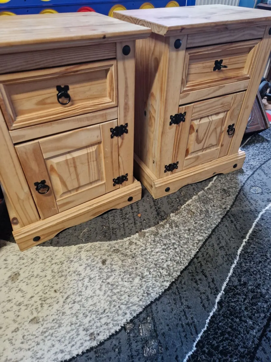 Bed and matching lockers - Image 2