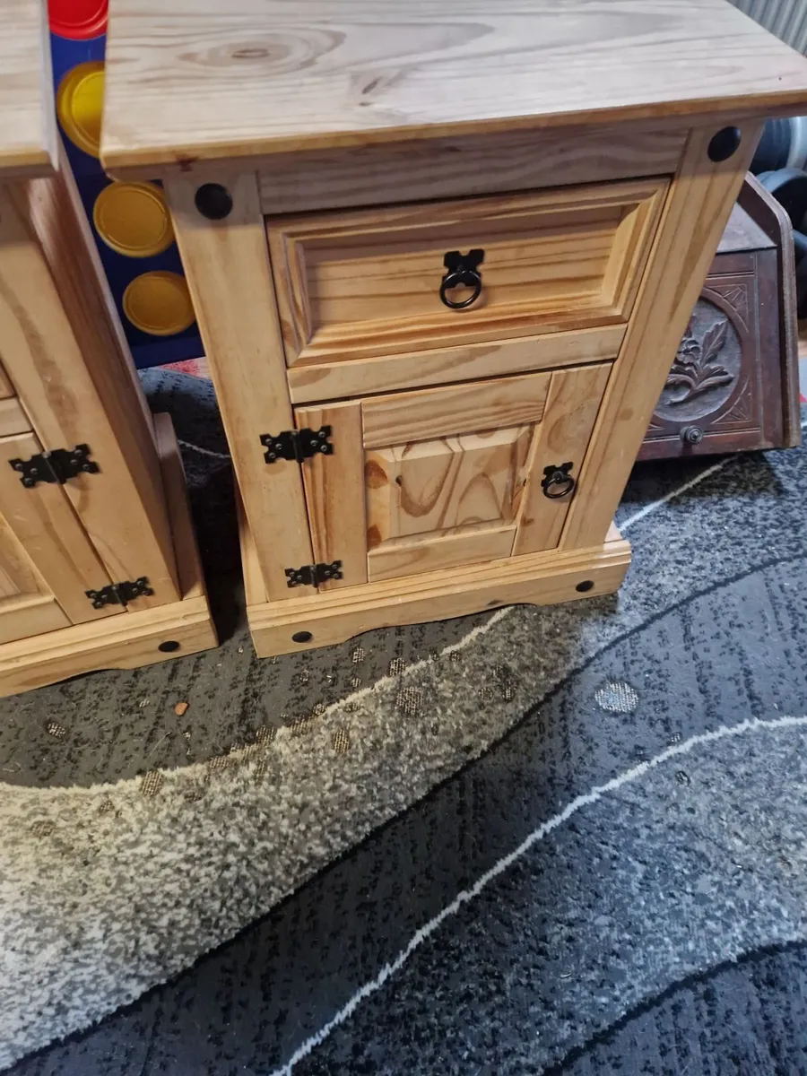 Bed and matching lockers - Image 4