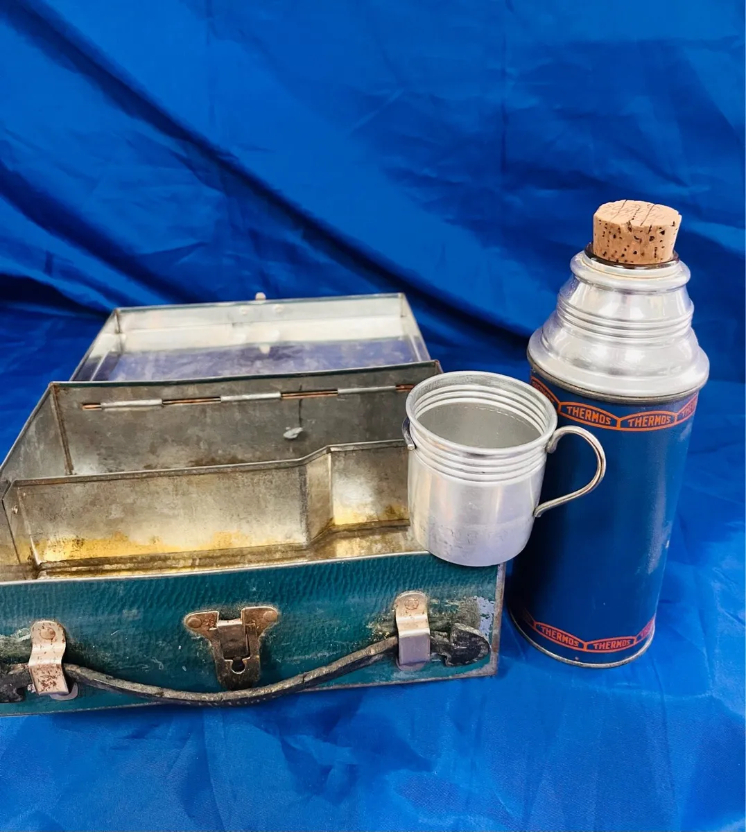 Antique thermos and lunch box - Image 1