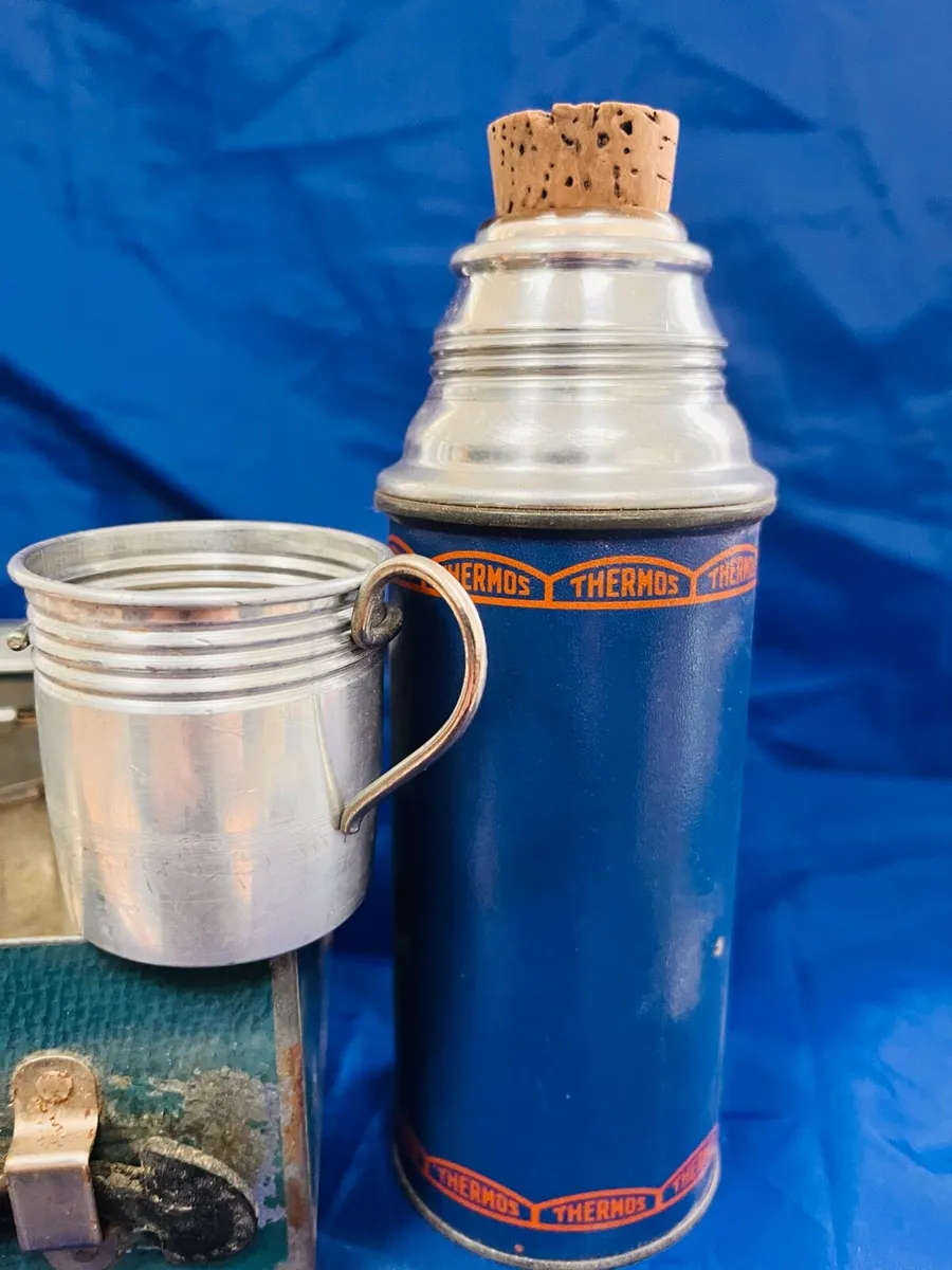 Antique thermos and lunch box - Image 4