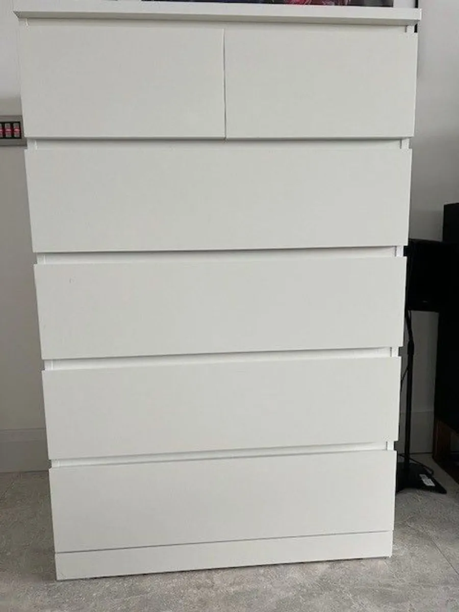 CHEST OF DRAWERS