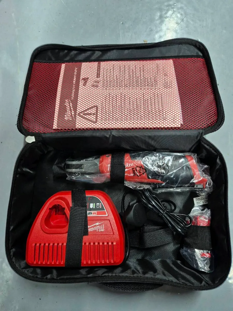 Milwaukee M12 Fuel 3/8' Ratchet Kit - Image 3