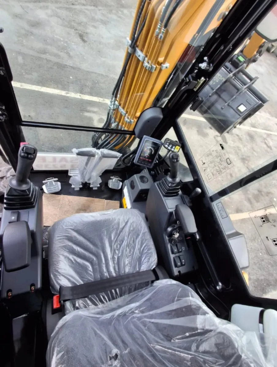 SY26C Excavator - NEW & Slightly used - Image 4