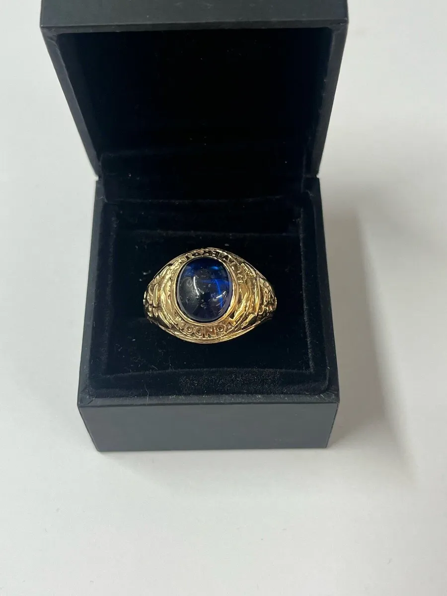 9k gold ring with blue stone. - Image 1