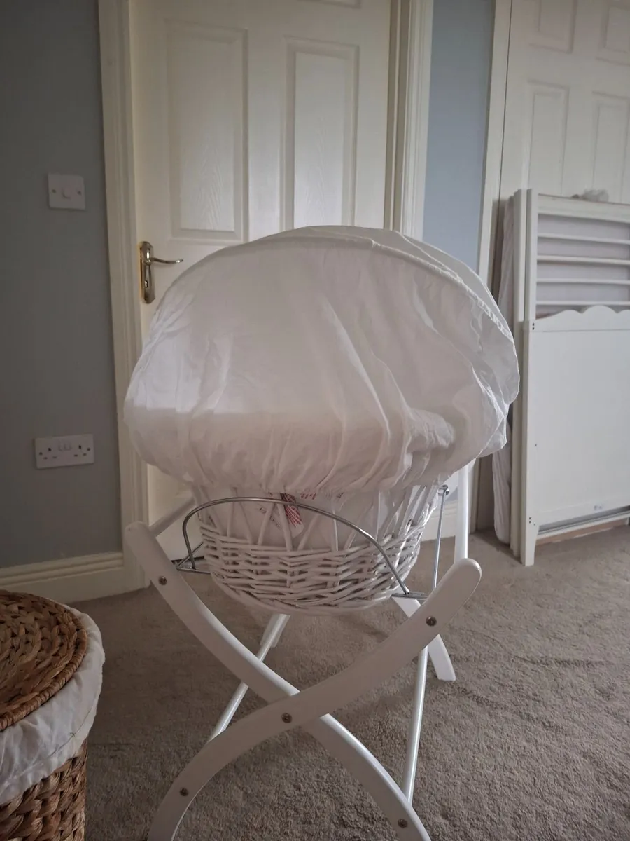 Moses basket with stand - Image 4