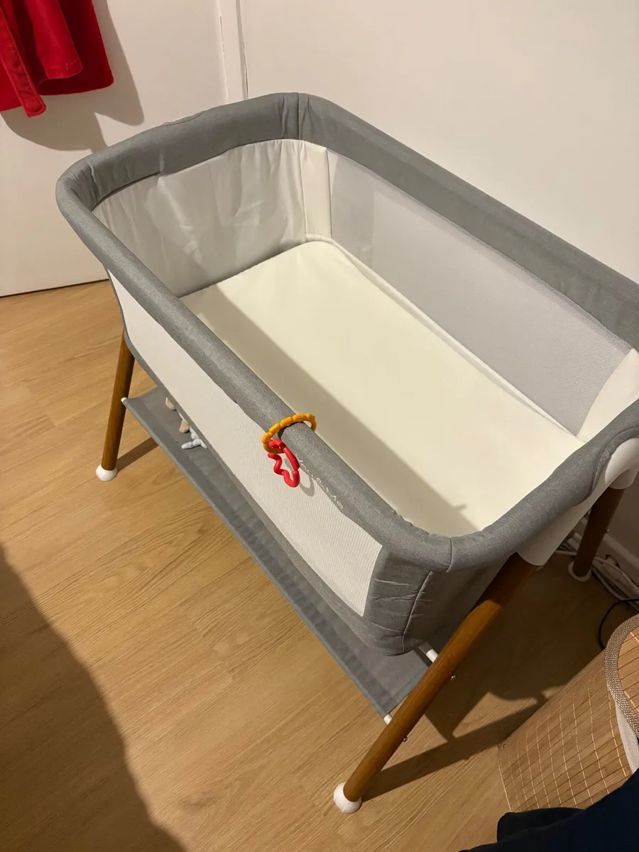 Next to me crib - Image 1