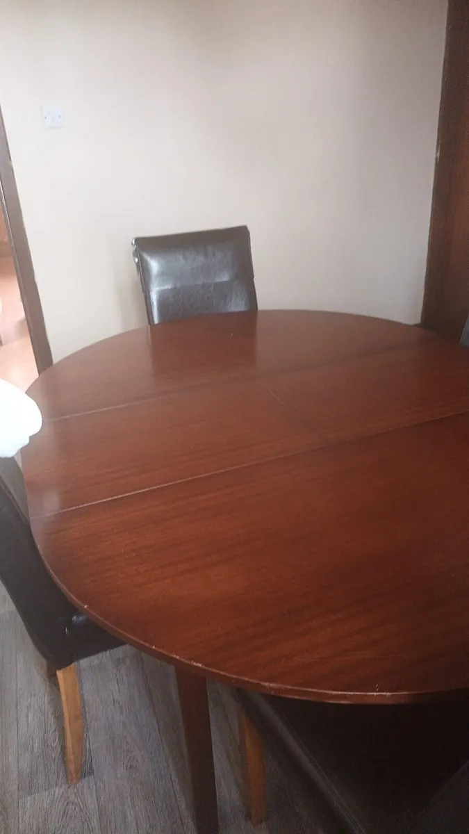 Mahogany table and 6 chairs - Image 1