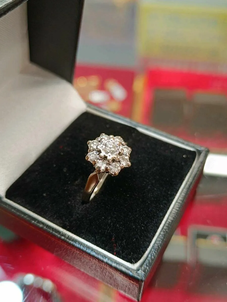 18 K White Gold & Diamond Cluster Vintage Ring - Image 1