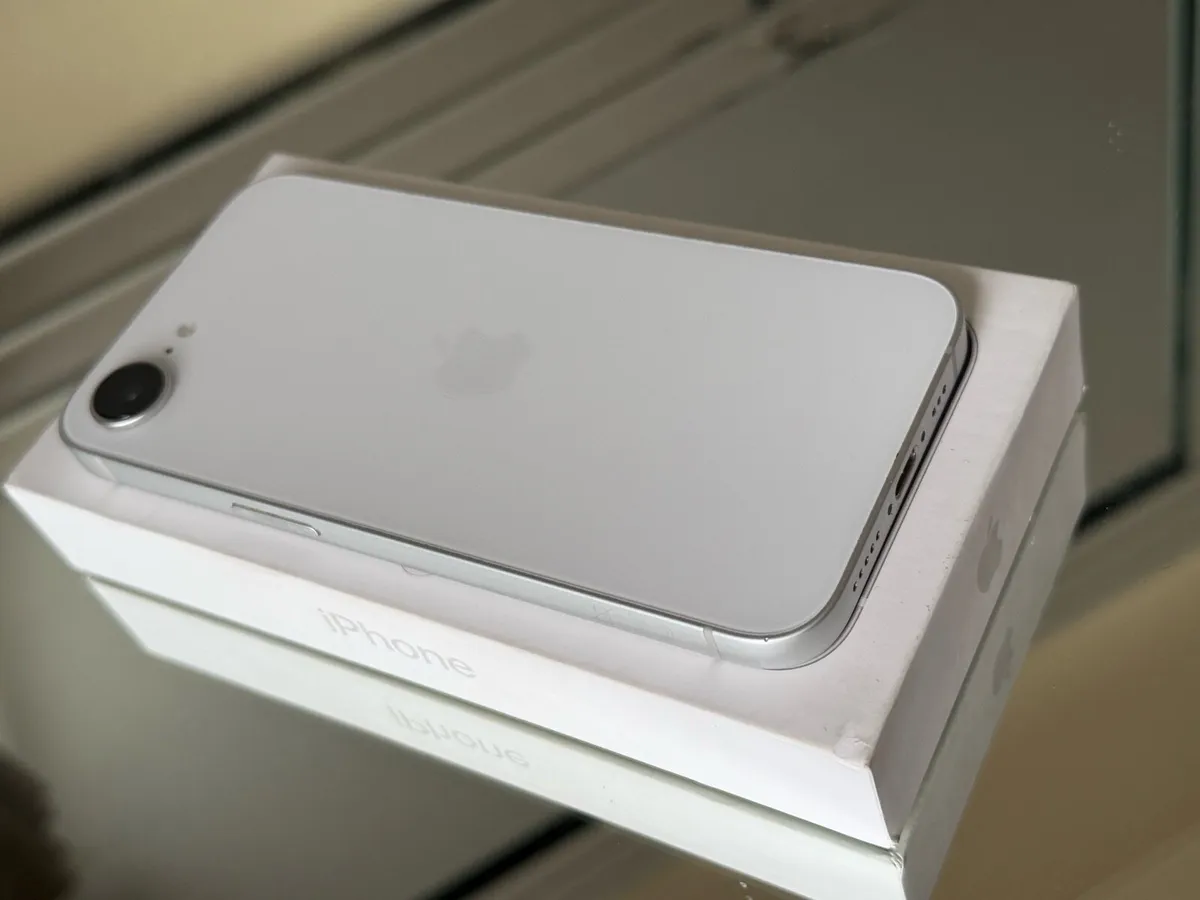 Apple iPhone 16e white Unlocked to any sim - Image 4
