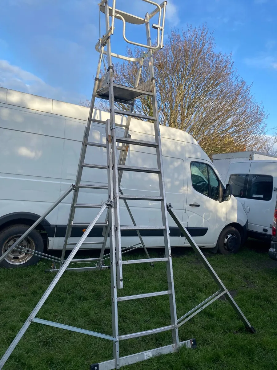 YOUNGMAN 7-9 rung podium extendable ladder - Image 1