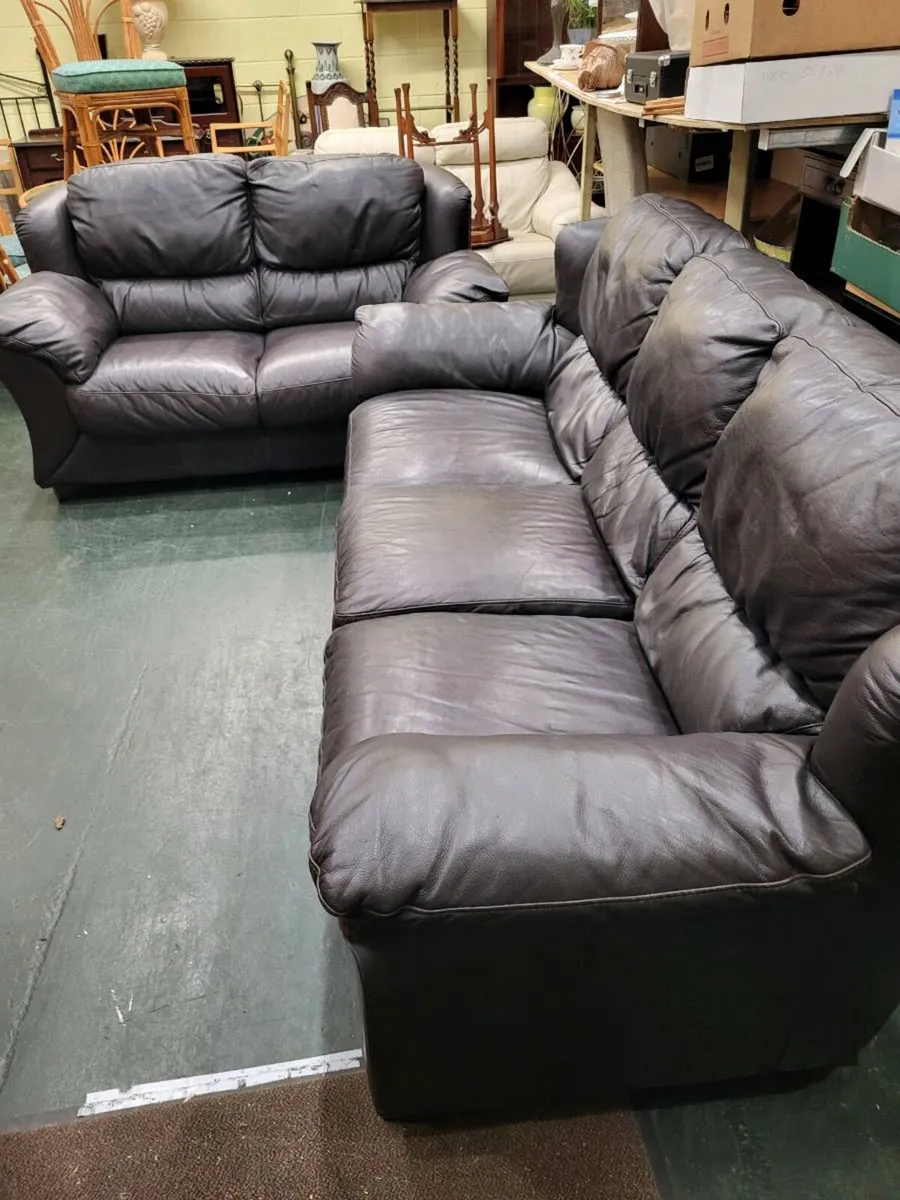 Two large Itaian leather sofas - Image 2