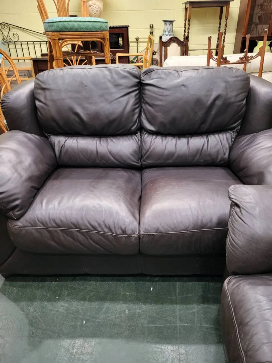 Two large Itaian leather sofas - Image 4