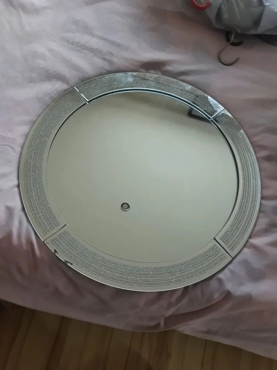 Lovely round shaped sitting room mirror - Image 3