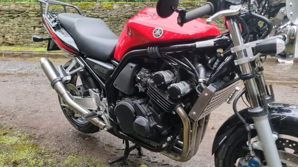 Yamaha fzs 600 - Image 3