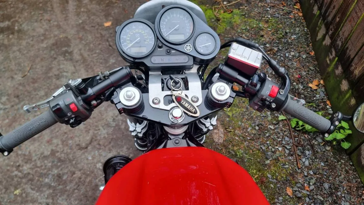 Yamaha fzs 600 - Image 2